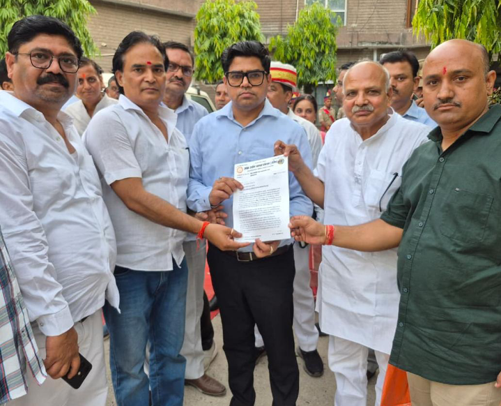 व्यापार संगठन की बैठक में नारी शक्ति वंदन अधिनियम के विरोधी विपक्षी दलों की निंदा उपरान्त राज्यपाल को भेजा ज्ञापन