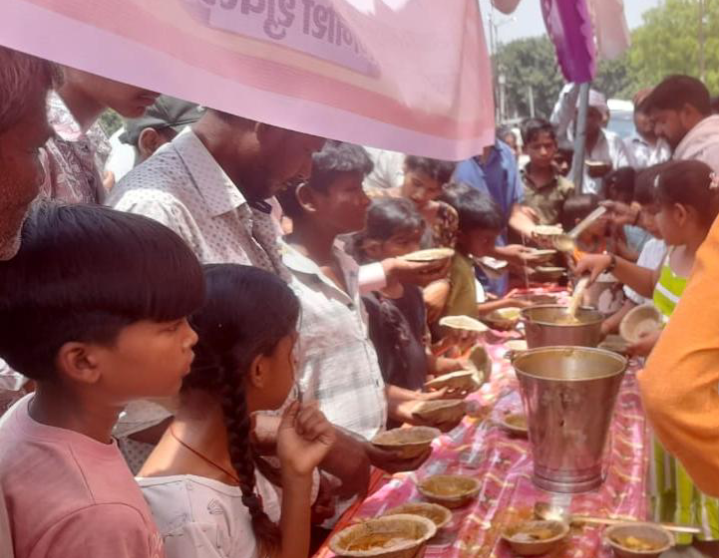 ज्येष्ठ माह के तीसरे मंगल को नगर में कई स्थानों पर पर हुआ भंडारे का आयोजन लोगों ने पाया शरबत पूड़ी सब्जी का प्रसाद