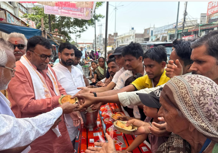 ज्येष्ठ मास के बड़े मंगलवार को नगर में संपन्न हुए भंडारो में जमकर बंटा प्रसाद