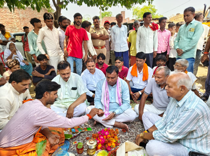 विधायक श्रीकांत कटियार ने संडीला मार्ग से बिहारी खेड़ा संपर्क मार्ग का विधि-विधान के साथ नारियल फोड़कर शिलान्यास किया
