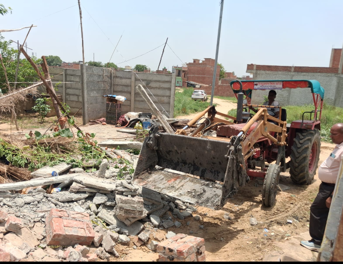 सभासद अतीक खान के अहाते पर बुलडोजर चलाकर कथित अवैध अतिक्रमण हटाया गया