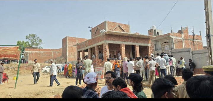 बाबा के पार्थिव शरीर के अंतिम दर्शन के लिए पहले से मौजूद सैकड़ों श्रद्धालुओं और समर्थकों की भीड़ भावुक हो उठी
