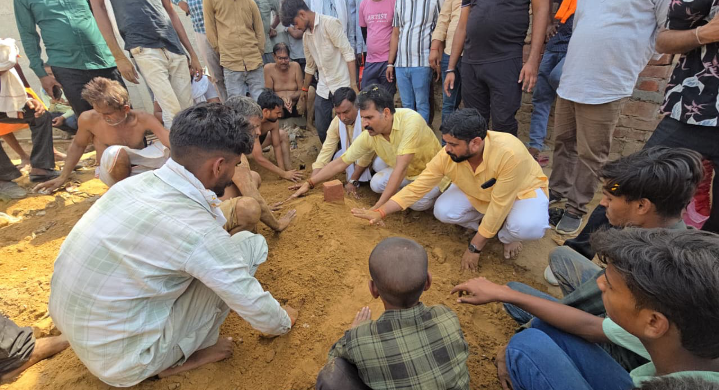 संत मिलन दास की नगर के मोहल्ला घूरे टोला स्थित निर्माणाधीन मंदिर के समीप उनकी समाधि बनाई गई