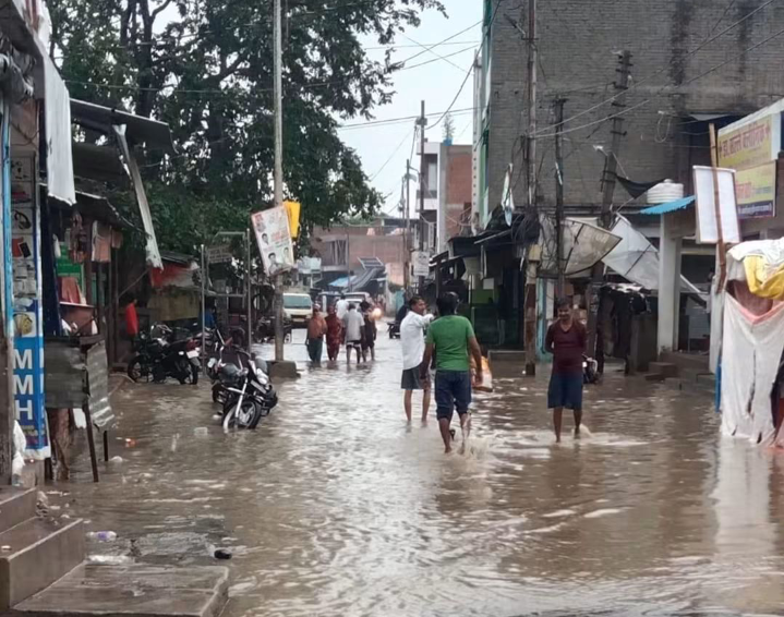 मानसून की पहली बारिश में जलमग्न हुआ सफीपुर, सड़कों पर जाम जैसी स्थिति